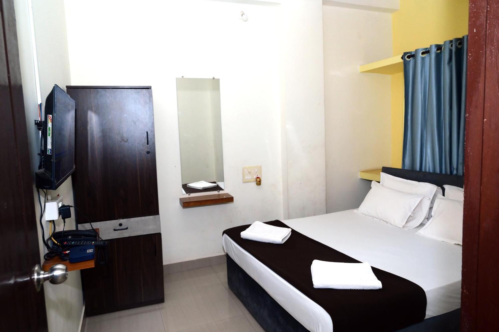 Hotel Aradhya Inn Deralakatte Mangaluru Exterior foto