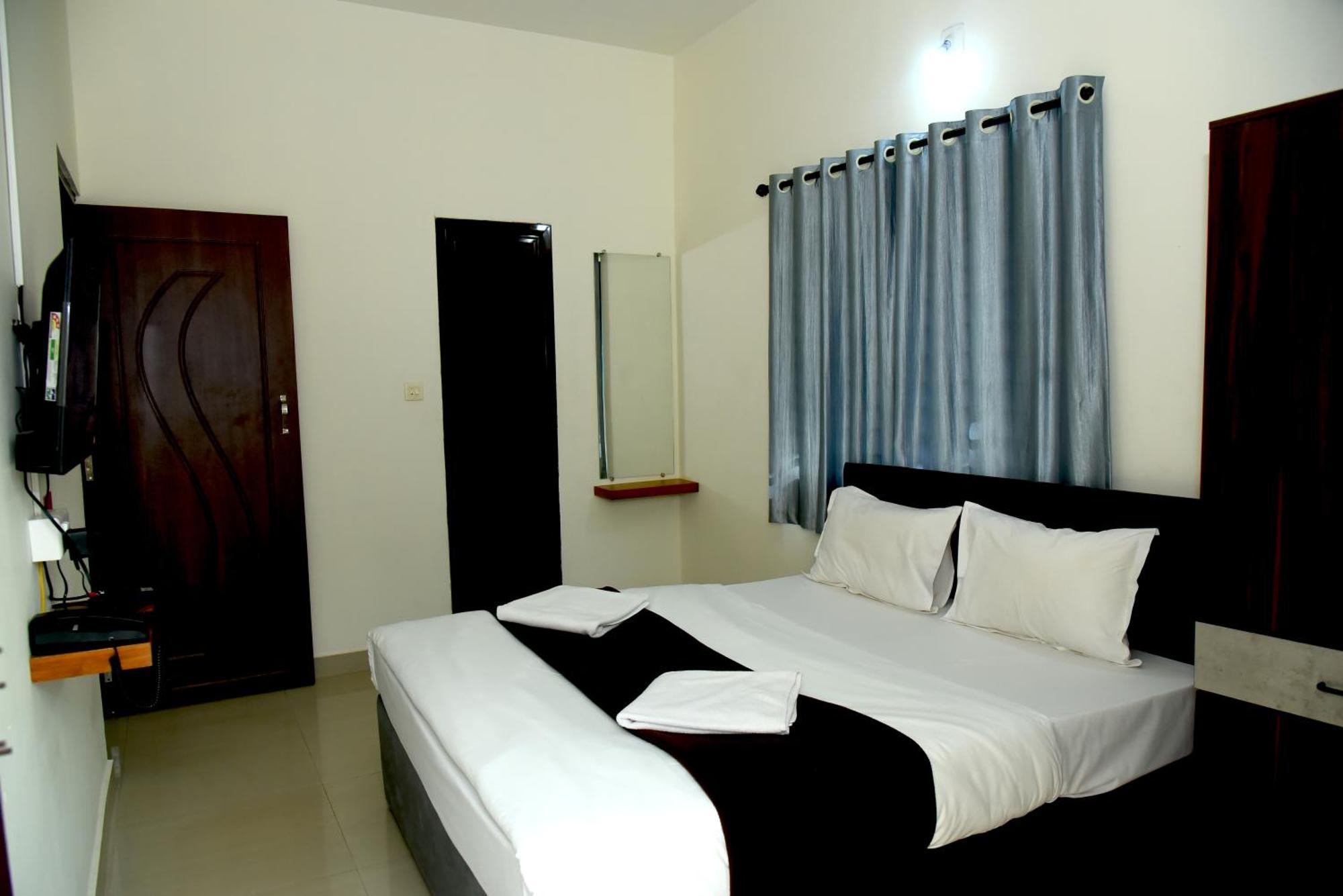 Hotel Aradhya Inn Deralakatte Mangaluru Exterior foto